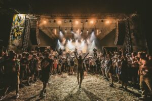 Gewinnt eine Reise als Reporter:in für das Punk Rock Holiday-Festival!