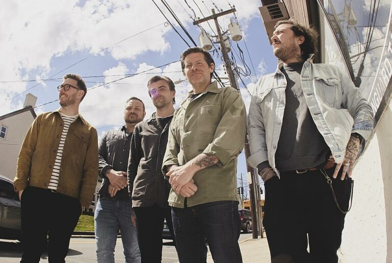 Post-Hardcore-Supergroup L.S. Dunes streamt erste Single “Permanent Rebellion”, kündigt Debütalbum “Past Lives” an