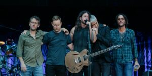 Foo Fighters schließen emotionales Tribute-Konzert mit Auftritten Taylor Hawkins‘ Sohn, Them Crooked Vultures und Paul McCartney ab