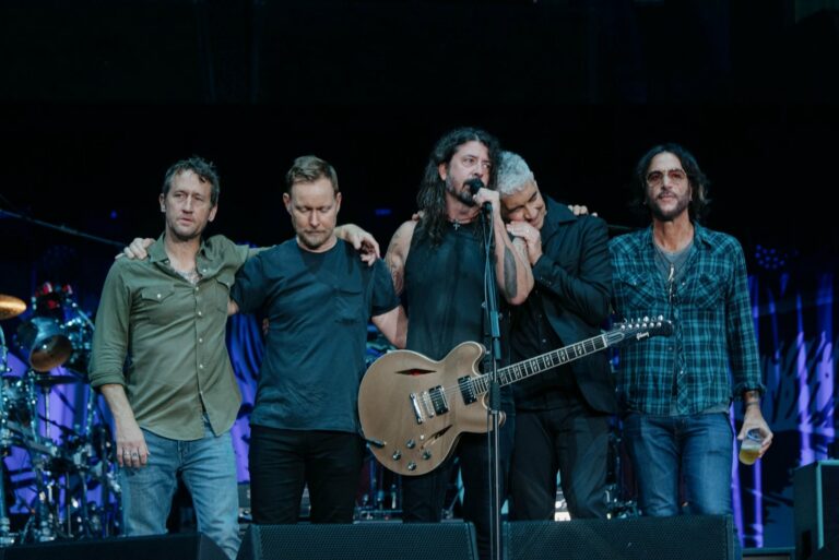 Foo Fighters schließen emotionales Tribute-Konzert mit Auftritten Taylor Hawkins’ Sohn, Them Crooked Vultures und Paul McCartney ab