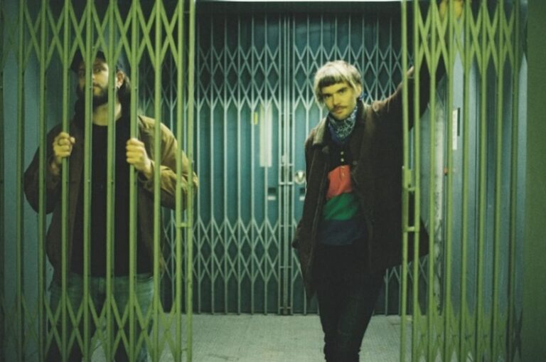 VISIONS Premiere: Jolle stellen Titelsong “Wirtschaft Arbeit Tod” mit Video vor