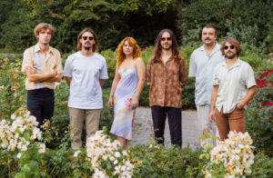 VISIONS Premiere: Altin Gün präsentieren neue Single &#8220;Rak?ya Su Katamam&#8221;, kündigen neues Album &#8220;A?k&#8221; an