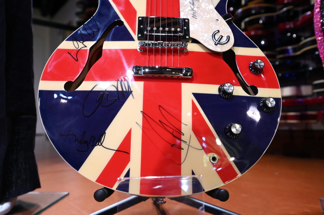 Das Abbild der Frauen- und Ausländerfeindlichkkeit? Noel Gallaghers Union-Jack-Gitarre (Foto: picture alliance / Sipa USA | Anthony Behar)