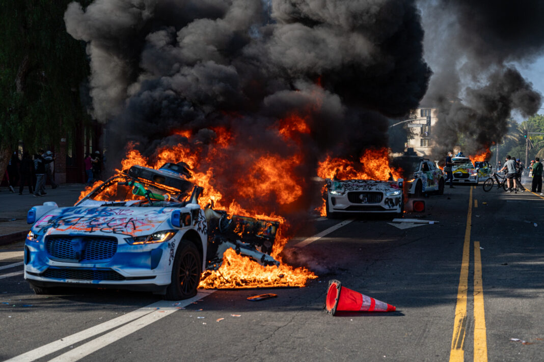 8. Juni 2025, Los Angeles, Kalifornien, USA: WayMo-Taxis werden während Protesten gegen ICE-Razzien in der Stadt und im Bezirk Los Angeles in Brand gesetzt. Demonstranten versammelten sich am 8. Juni 2025 zum dritten Tag in Folge zu Straßenkämpfen, die zu Unruhen führten.
