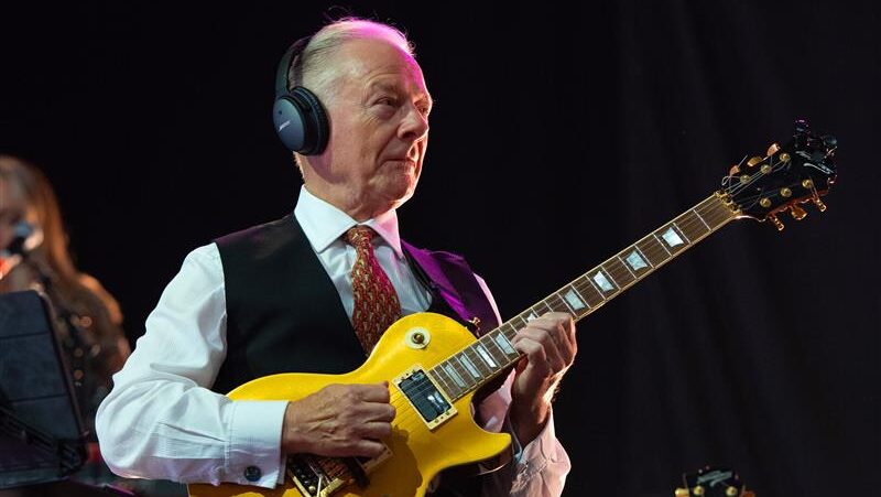 Progrock-Legende Robert Fripp bei einem Auftritt 2023 (Foto: picture alliance / cpuk / Avalon)