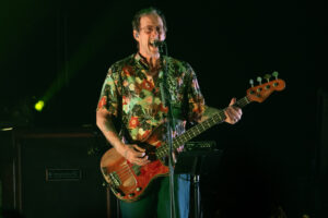 Weezer trotzdem beim Coachella  – Frau von Scott Shriner angeschossen und verhaftet