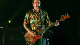 Weezer trotzdem beim Coachella  – Frau von Scott Shriner angeschossen und verhaftet
